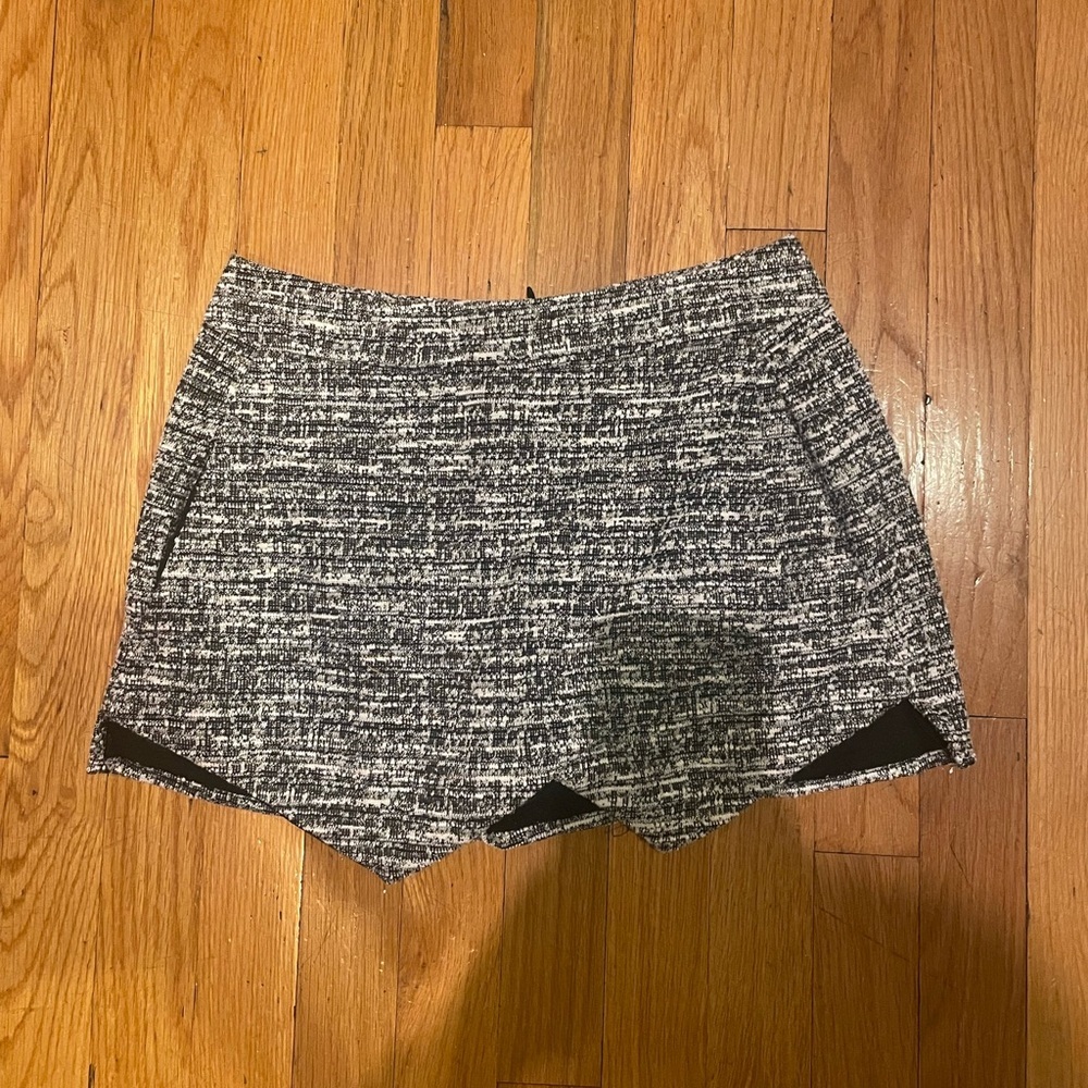 AQUA Women's Black and White Tweed Skort